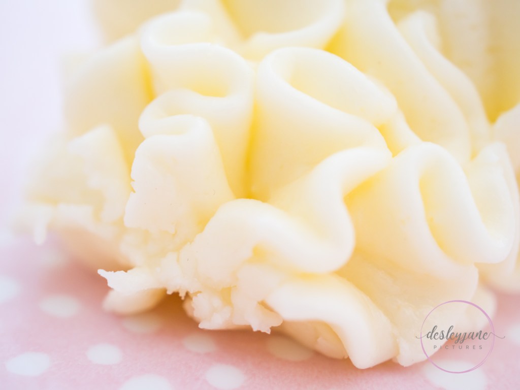 RegularRandom – 5 Minutes with a Leaning Cupcake